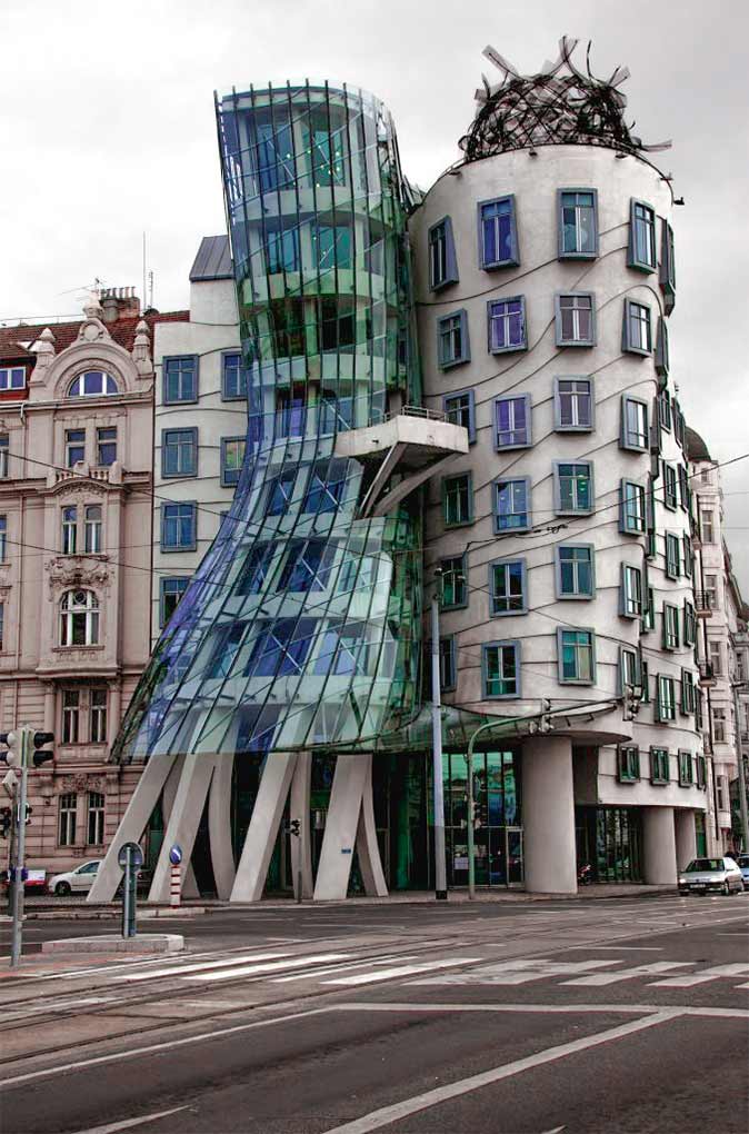 Dancing House, o casa che balla, è il soprannome di un edificio molto particolare che sorge nel centro di Praga, nella Repubblica Ceca. Pur essendo strano, non è un abuso edilizio 