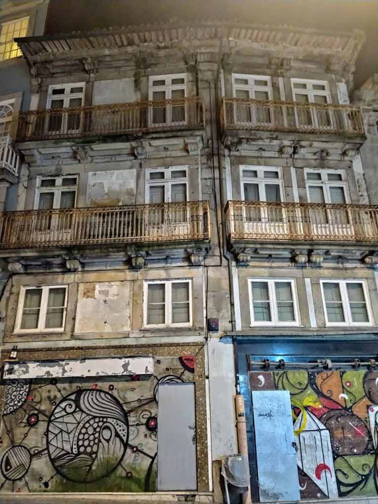 Condominio da ristrutturare con Ecobonus e sisma bonus 2020Una delle tante palazzine da ristrutturare che ho fotografato a Porto.