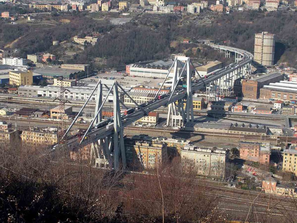 Genova, il crollo del ponte dell'autostrada 39 i morti, una decina i  dispersi In quel momento passavano 30 auto e 3 tir  - Cronaca,  