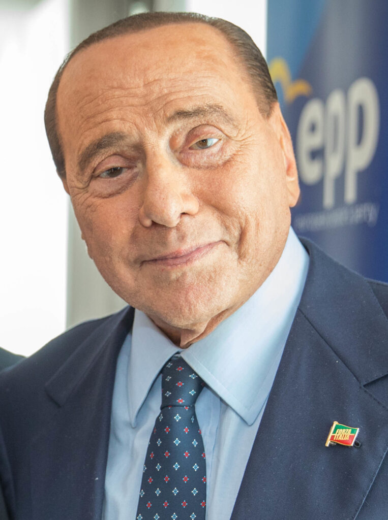 Silvio Berlusconi, Imprenditore ed EX presidente del consiglio. In pochi sanno che all'inizio della sua carriera è stato agente immobiliare.